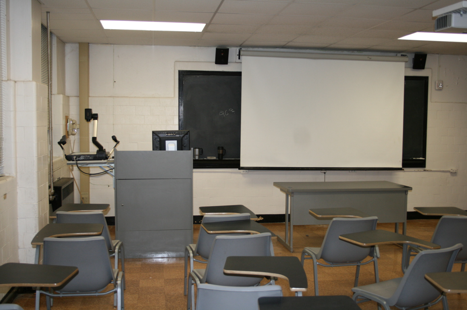 francioni 12, view from back, showing projector screen.